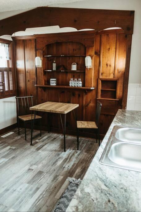 Bluebird Cottage, Walking Distance To Fairgrounds ฮัทชินสัน ภายนอก รูปภาพ